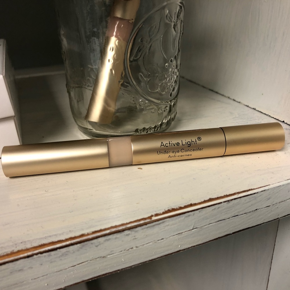 Active Light #4 Under Eye Concealer NWT